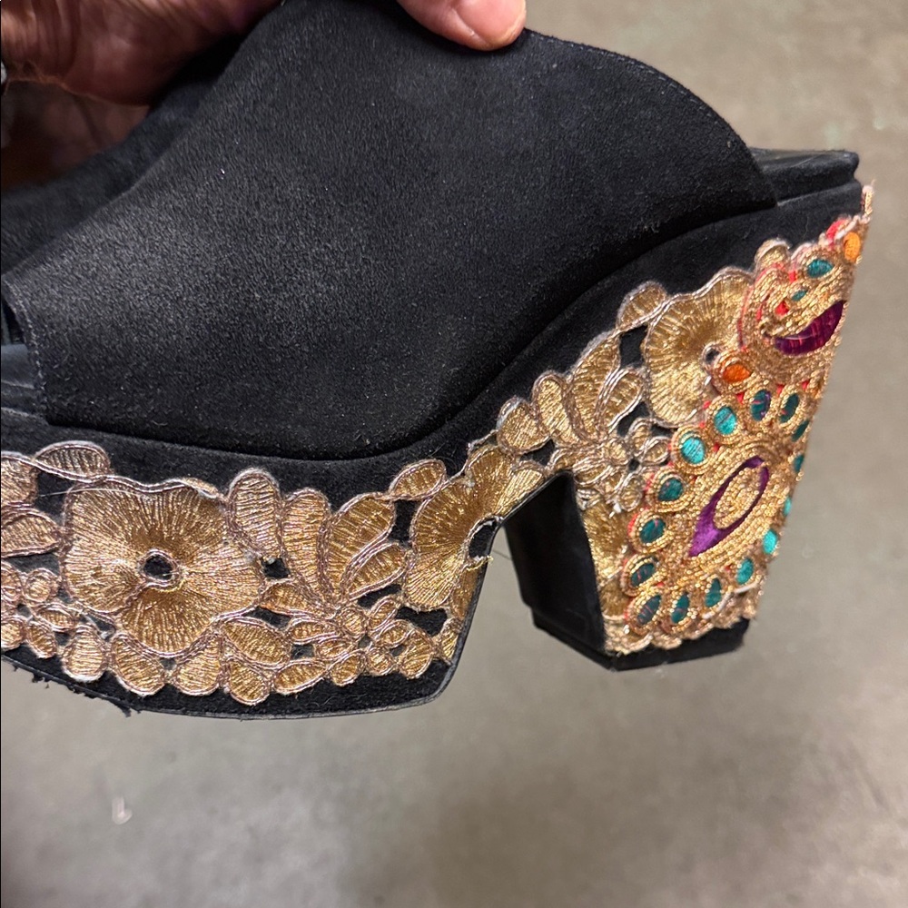 Steve Madden Black Mules with Gold Platform - Picture 5 of 7